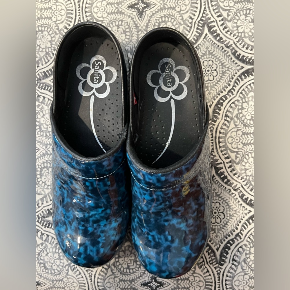 Sanita Pro Clogs almost new blue leopard marble patent 39 narrow